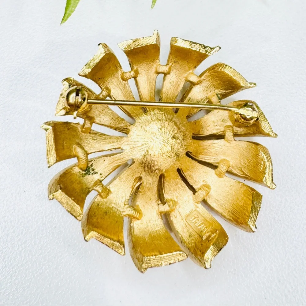 Vintage 1950s Crown Trifari Faux Pearl Ribbon Dome Flower Sunburst Brooch Pin